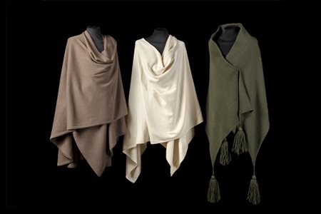 Lotto composto da due mantelle in cashmere una color avorio e una marrone unite