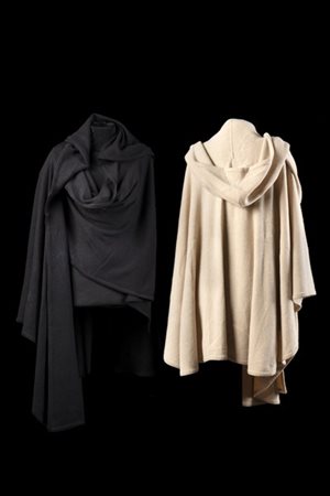 Lotto composto da due mantelle in cashmere;   una nera e una color cammello (lievi difetti e segni d'uso