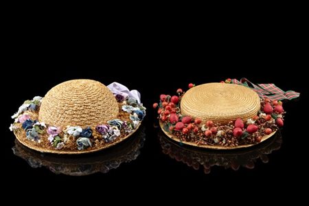 Lotto di due cappelli in paglia con fiori e frutta multicolori (difetti e segni