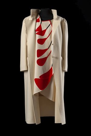 MILA SCHÖN 
Lotto composto da un cappotto in panno di lana color avorio e un ro