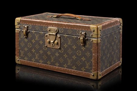 LOUIS VUITTON 
Beauty case in tela plastificata Monogram con scomparti interni.