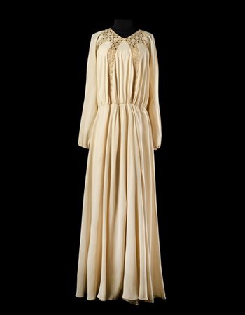MILA SCHÖN 
(attribuito) Abito in seta beige con corpetto ornato da applicazion