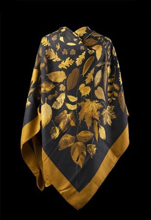 HERMČS 
Granfoulard in cashmere nei toni del nero e bruciato con un motivo di f