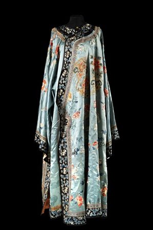 Abito cinese a vestaglia in seta color carta da zucchero con grandi ricami di f