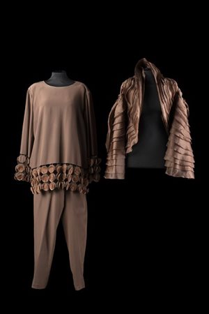 MAURIZIO GALANTE
Completo casacca con pantalone in crępe di seta marrone, il fo