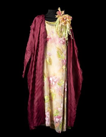 MAURIZIO GALANTE
Lotto composto da un soprabito con maniche a pipistrello in or