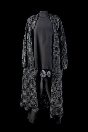 MAURIZIO GALANTE 
Completo nero composto da una casacca e un pantalone con moti