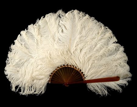 Lotto di due ventagli in piume di struzzo color avorio con stecche in bachelite