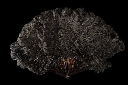 Ventaglio in piume di struzzo nero con stecche in bachelite anni '20 circa (dif