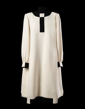 ROBERTO CAPUCCI 
Vestito in crępe di lana color avorio con motivo avorio /nero