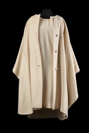 ROBERTO CAPUCCI 
Lotto composto da un abito a tunica in seta avorio bordato di