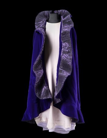 ROBERTO CAPUCCI 
Lotto composto da importante cappotto/mantella in velluto viol