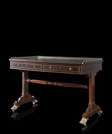 Scrittoio da centro lastronato e filettato in ottone con fronte a due cassetti.