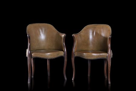 Coppia di poltrone a pozzetto in rovere. Seduta e schienale rivestiti in pelle