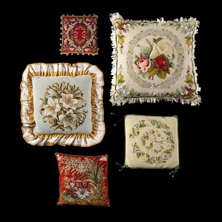 Cinque cuscini di diverse epoche e misure confezionati con ricamo piccolo punto
