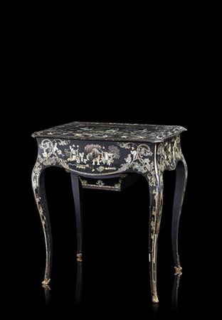 Tavolo da lavoro in legno ebanizzato intarsiato in madreperla a chinoiserie con