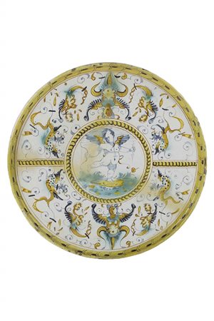 Alzata in maiolica policroma con “Amore sulle onde”
URBINO, bottega Patanazzi, sec. XVI, ultimi decenni