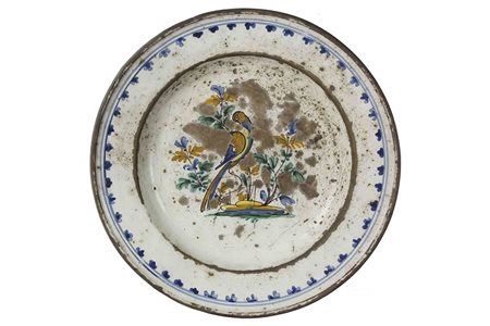 Bacile in maiolica policroma “a monticelli” con “Uccellino”
ITALIA MERIDIONALE, sec. XVIII / XIX.