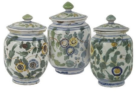 Tre albarelli con coperchio
PESARO, Fabbrica Casali Callegari, sec. XVIII, seconda metà.