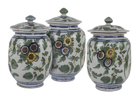 Tre albarelli con coperchio
PESARO, Fabbrica Casali Callegari, sec. XVIII, seconda metà.