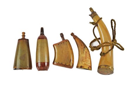 Piccola collezione di cinque fiasche da polvere in corno di mucca