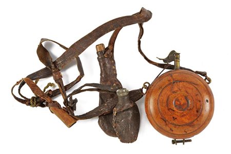 Interessante fiasca da polvere con accessori