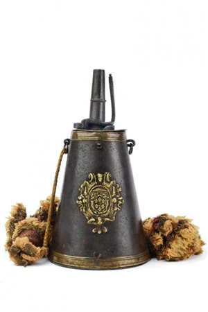 Interessante fiasca da polvere con emblema ecclesiastico