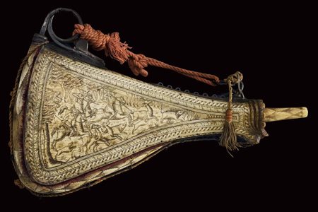 Grande e elegante fiasca da polvere in corno