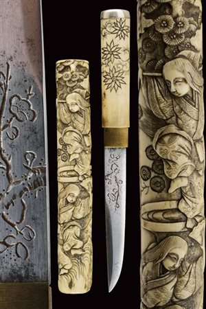 Bel coltello con fodero in osso scolpito