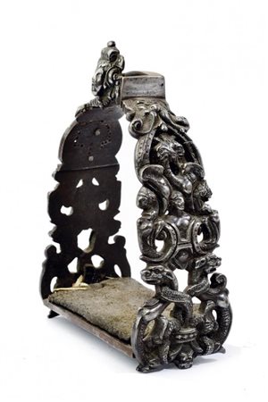 Staffa eccezionale intagliata e traforata