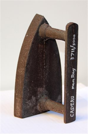 MAN RAY Cadeau, 1974 ferro cm. 16.3 X 10 X 8.5 Edizione di 5000 esemplari....