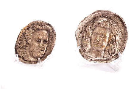 Due placche circolari in bronzo argentato con ritratti di gentiluomo e gentildonna, secolo XX