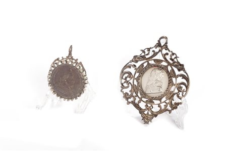 Due antiche medaglie in argento, una con ritratto di Papa Innocenzo XII