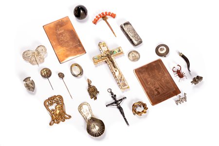 Lotto composto da ventidue oggetti di materiali e misure diversi, secoli XIX - XX