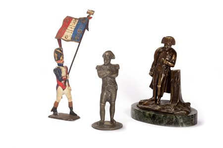 Lotto composto da due soldatini e una piccola scultura in bronzo, inizi secolo XX