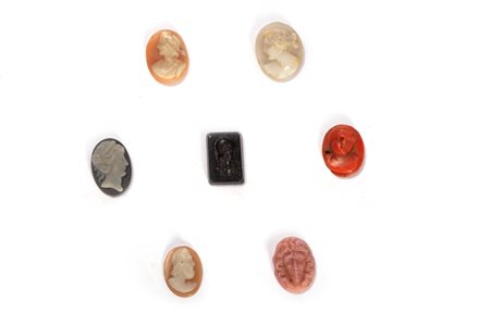 Lotto composto da sette piccoli cammei in materiali diversi, secolo XIX