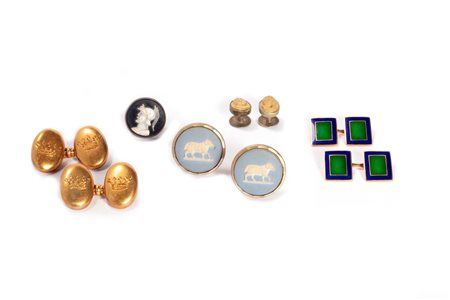 Lotto composto da tre coppie di gemelli una in biscuit, una in oro e una in oro e smalti, una coppia di bottoni a cammeo in pietra lavica e metallo, e un bottone in metallo e porcellana con profilo di guerriero