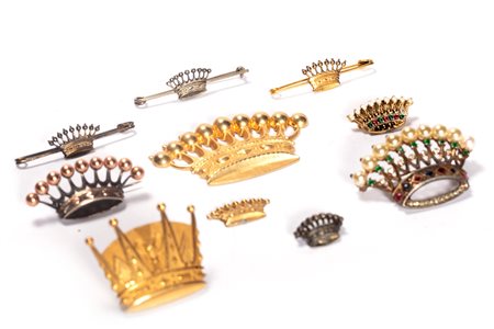 Lotto composto da dieci spille e decorazioni a forma di corona, inizi secolo XX