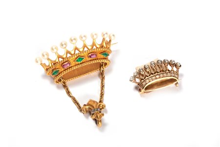 Due spille a forma di corona in oro, inizi secolo XX