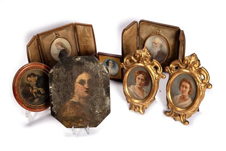 Lotto composto da sei miniature e una stampa fotografica montata in oro 9 k, secoli XIX - XX