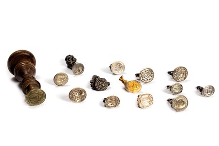 Lotto composto da quattordici sigilli in metalli diversi, con stemmi nobiliari, secoli XVIII - XIX