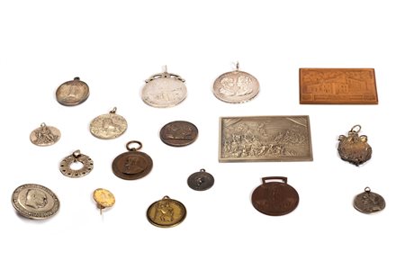 Lotto composto da quindici medaglie e due placche, in metalli diversi