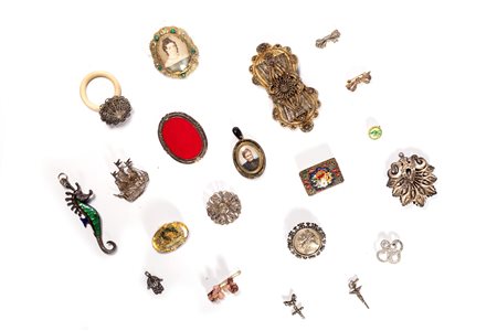 Lotto composto da venti monili in metalli diversi