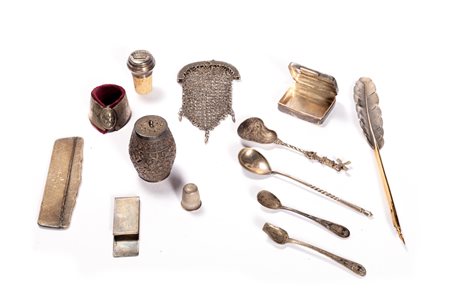 Lotto composto da tredici oggetti in argento, inizio secolo XX