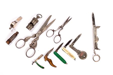 Lotto composto da sei coltellini a serramanico, tre fischietti e due forbici