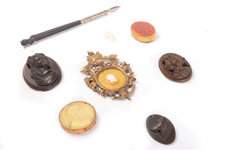Lotto composto da sette cammei e una penna, in materiali diversi, secoli XIX - XX
