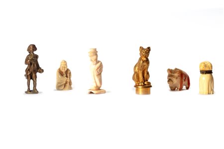 Lotto composto da sei piccole sculture in materiali diversi, secoli XIX-XX