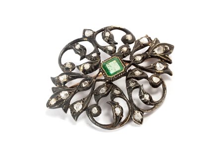 Spilla in oro e argento con rose di diamante e smeraldo al centro, inizi secolo XX