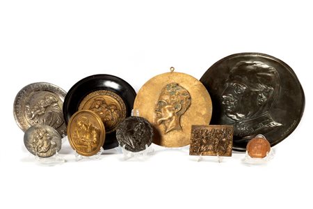 Lotto composto da nove placche in metalli diversi, secoli XIX-XX