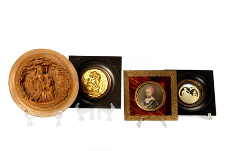 Lotto composto da tre placche e una miniatura in materiali diversi, fine secolo XIX - inizi secolo XX